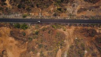 top visie van een auto ritten langs een woestijn weg Aan tenerife, kanarie eilanden, Spanje video