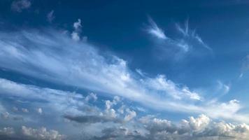 magnifique des nuages flotte sur le bleu ciel, temps laps video