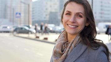 Porträt von ein Frau mit ein Frisur und neutral bilden auf ein Stadt Hintergrund Nahansicht video