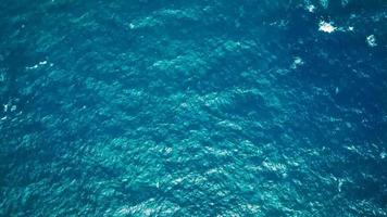 Haut vue de une déserté côte. rocheux rive de le île de tenerife. aérien drone métrage de mer vagues atteindre rive video