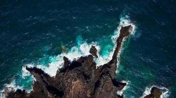 oben Aussicht von ein verlassen Küste. felsig Ufer von das Insel von Teneriffa. Antenne Drohne Aufnahmen von Meer Wellen erreichen Ufer video
