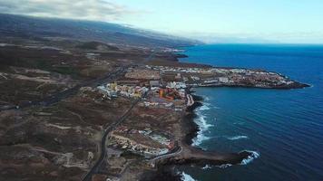 oben Aussicht von ein verlassen Küste. felsig Ufer von das Insel von Teneriffa. Antenne Drohne Aufnahmen von Meer Wellen erreichen Ufer video