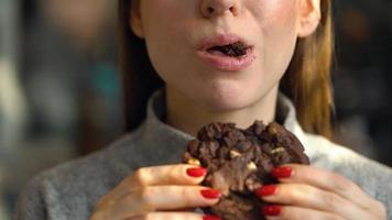 mulher come uma chocolate lasca biscoitos dentro uma cafeteria video