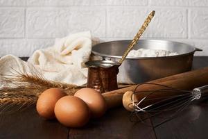 cerca arriba el panadería y Cocinando un pan Pastelería o pastel ingredientes en de madera mesa antecedentes. hecho en casa foto