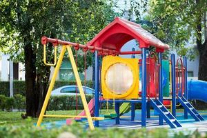 vistoso niños patio de recreo en el yarda en el al aire libre parque en Mañana antecedentes foto