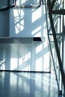 sombra y ligero reflexión dentro el edificio ver y Moviente escalera mecánica foto
