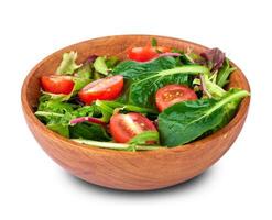 cerca arriba verde ensalada desde verde hojas y Cereza tomate aislado en blanco antecedentes con recorte camino foto