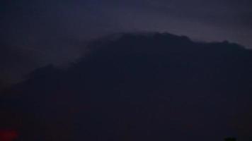 een groot regen wolk met onweersbuien met bliksem. video