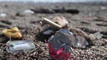 Strand bedeckt mit Müll und Müll video