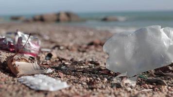 playa cubierto con basura y basura video