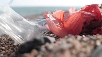 spiaggia coperto con sciocchezze e spazzatura video