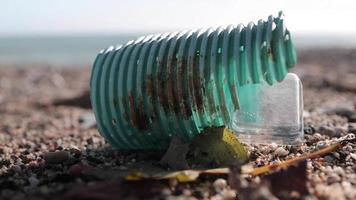 Strand bedeckt mit Müll und Müll video