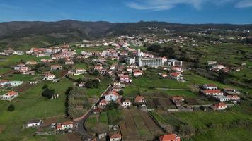 aéreo ver a un montaña pueblo en Madeira, Portugal video