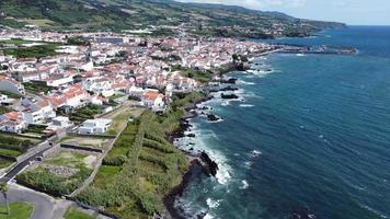fort vague crash vers le noir lave rochers sur Açores îles video