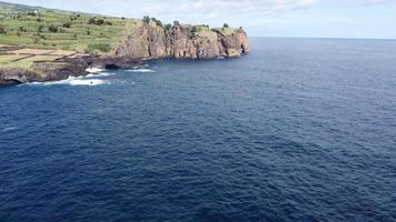 filmische dar schot van een mooi rotsachtig kust Bij sao miguel Aan azoren eilanden video