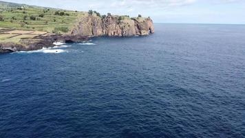 cinematográfico zangão tiro do uma lindo rochoso costa às são miguel em Açores ilhas video