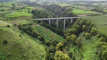 aereo fuco Visualizza di il ponte. fuco volo al di sopra di il azzorre isole video