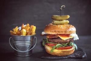 francés papas fritas y hamburguesa con queso foto