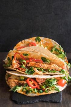 servido pollo burritos foto