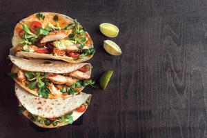 tortilla emparedados con el pollo carne foto