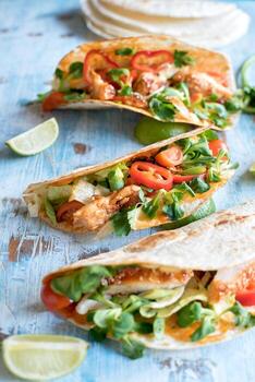 tortilla emparedados con pollo foto