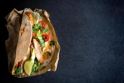 servido burrito en oscuro antecedentes foto