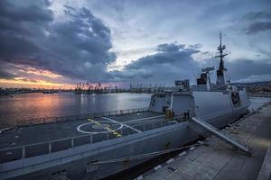 parte de fragata naval efectivo a puesta de sol a el puerto. buque de guerra foto