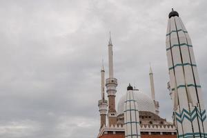 genial mezquita en el semarang central Java, cuando día hora con nublado cielo. el foto es adecuado a utilizar para ramadhan póster y musulmán contenido medios de comunicación.