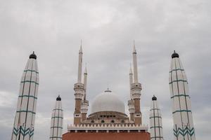 genial mezquita en el semarang central Java, cuando día hora con nublado cielo. el foto es adecuado a utilizar para ramadhan póster y musulmán contenido medios de comunicación.