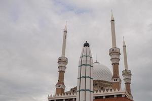 genial mezquita en el semarang central Java, cuando día hora con nublado cielo. el foto es adecuado a utilizar para ramadhan póster y musulmán contenido medios de comunicación.