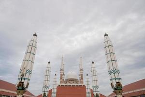 genial mezquita en el semarang central Java, cuando día hora con nublado cielo. el foto es adecuado a utilizar para ramadhan póster y musulmán contenido medios de comunicación.