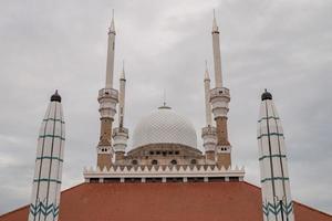 genial mezquita en el semarang central Java, cuando día hora con nublado cielo. el foto es adecuado a utilizar para ramadhan póster y musulmán contenido medios de comunicación.