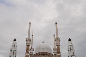 genial mezquita en el semarang central Java, cuando día hora con nublado cielo. el foto es adecuado a utilizar para ramadhan póster y musulmán contenido medios de comunicación.