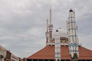 genial mezquita en el semarang central Java, cuando día hora con nublado cielo. el foto es adecuado a utilizar para ramadhan póster y musulmán contenido medios de comunicación.