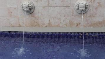 zwemmen zwembad fontein, zwembad water voorzien zijn van voor kuuroord, standbeeld water wijnoogst stijl, buiten video