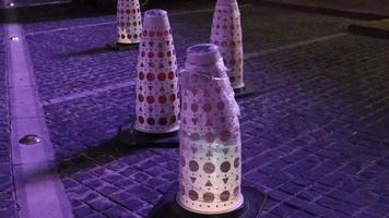 dekorativ Straße Barrieren zum Sicherheit beim Nacht, dekorativ Sicherheit der Verkehr Beeren und Poller im Reihe video