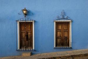 azul mexicano antiguo rústico casa con un lámpara en el frente. foto