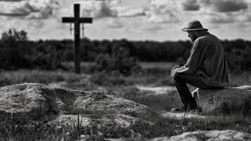 hombre en frente de un de madera cruzar en el campo. negro y blanco. ai generado obra de arte foto