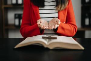 mujer Orando en santo Biblia en el mañana.mujer mano con Biblia Orando. cristiano vida crisis oración a dios. foto