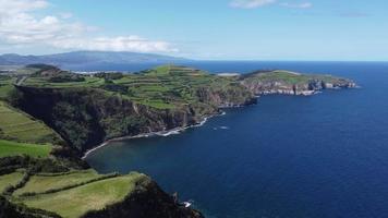 cinematográfico zangão tiro do oceano ondas em Açores ilhas, são miguel ilha video