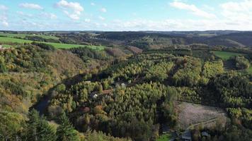 aéreo de bosque y río en el Belga Ardenas video