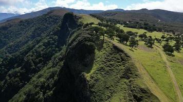 Antenne von das schön Grün Berge von Madeira Insel im Portugal auf ein sonnig Tag video