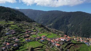 Antenne Aussicht beim ein Berg Dorf im Madeira, Portugal video