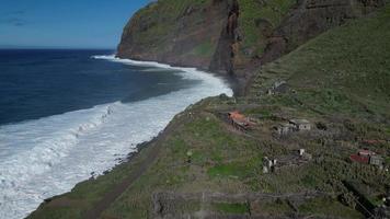 aéreo de el espumoso olas de el mar golpear el apuntalar y el acantilados en madeira isla, Portugal video