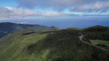 Antenne von das schön Grün Berge von Madeira Insel und das Meer im Portugal auf ein sonnig Tag video