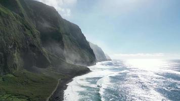 antenne van de schuimend golven van de zee raken de kust en de kliffen Aan Madeira eiland, Portugal video
