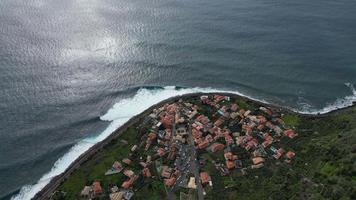 Antenne Tour von Madeiras Dorf und Ozean Wellen video