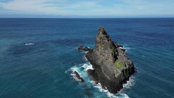 antenn se på klippor i hav på madeira ö, portugal video