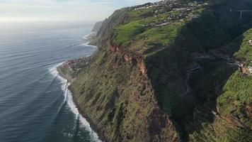 hisnande se av höga klippor och hav i madeira, portugal video