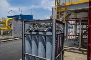 nitrógeno gas cilindro estante en el poder planta proyecto. el foto es adecuado a utilizar para industria antecedentes fotografía, poder planta póster y electricidad contenido medios de comunicación.